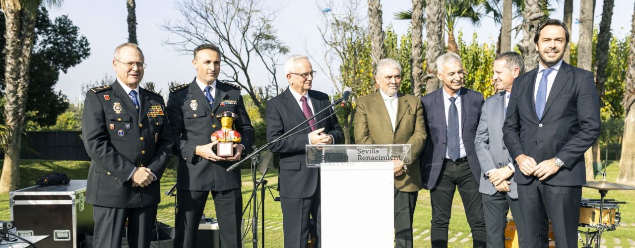 La Policía Nacional y el Grupo Giralda de Policía Local reciben el XXII Premio Embajador de Sevilla